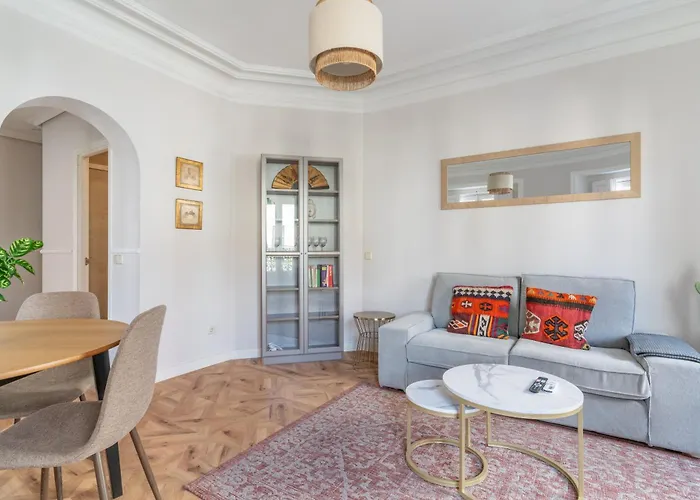 Bright Cozy-2Bedrooms 1Bath-Anton Martin