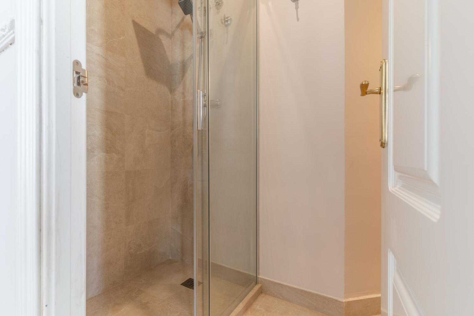 Bright Cozy-2bedrooms 1bath-anton Martin Appartement Madrid
